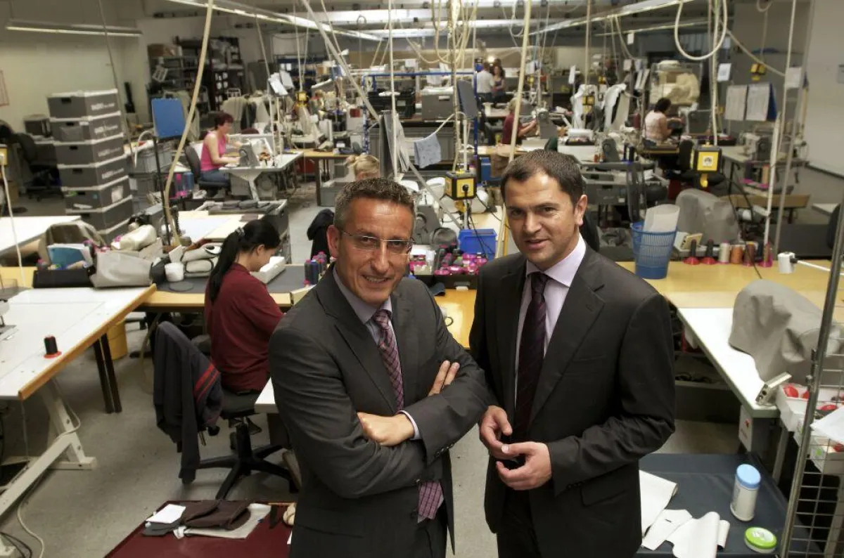 Norbert Hauser - Alen Cevra (Geschäftsführer Trans-Logo-Tech GmbH) im Nähatelier bei der Dagro Gera GmbH