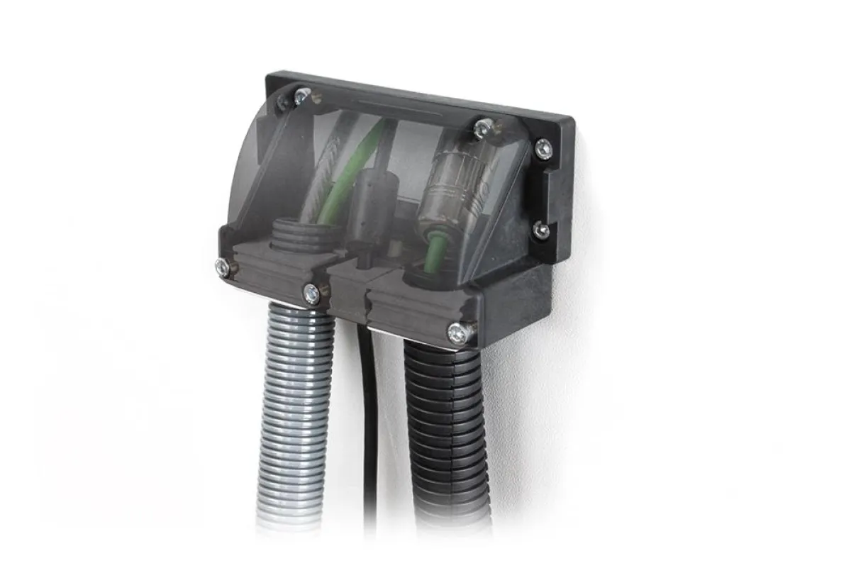 Das neue Flanschgehäuse KEL-FG von icotek ermöglicht eine Kabeleinführung mit Stecker im 90° Winkel!