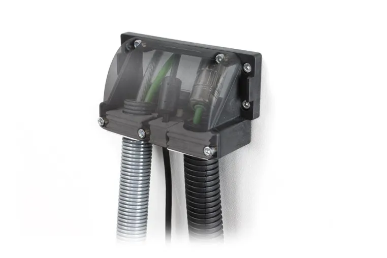 Bild: Mit dem Stecker durch die Wand – im 90° Winkel!