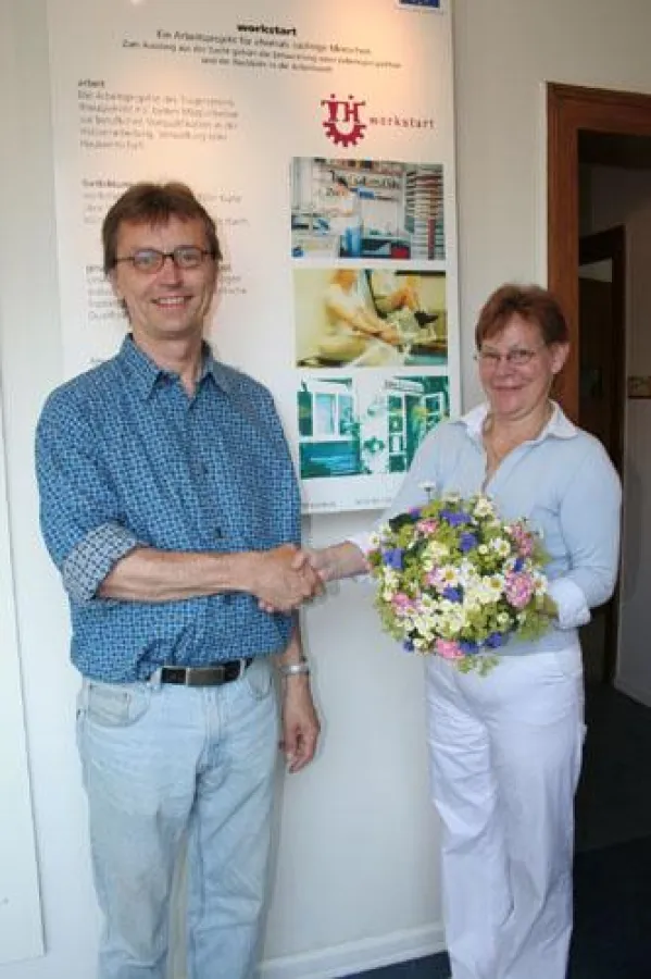 Kai Jebsen begrüßt die 2000. Kundin