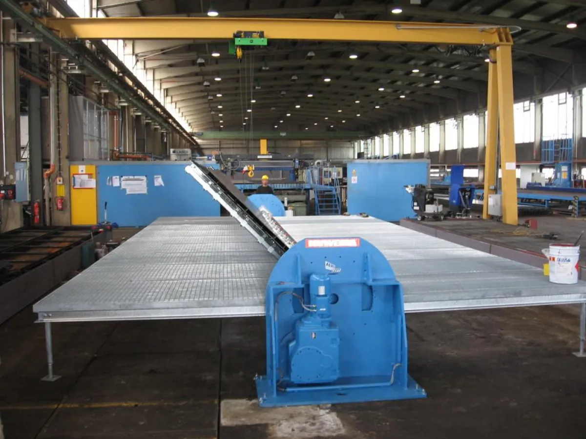 Das Hebegerät von AERO-LIFT ermöglicht durch seine beiden Schwenkgetriebe das lageleichte Wenden der Stahlbleche um 180 Grad. (www.aero-lift.de)