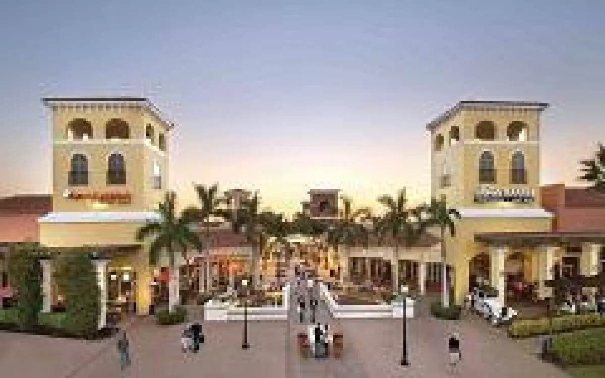 Naples Flatbread and Ford's Garage at Miromar Outlets © The Beaches of Fort Myers & Sanibel