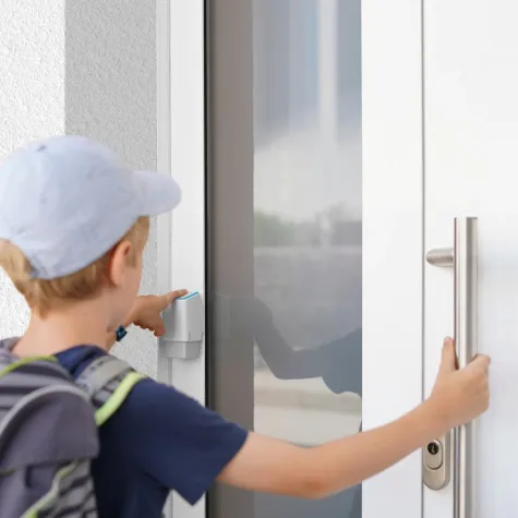 Bild: Haustür mit ekey uno Fingerprint und Nuki Smart Lock nachrüsten