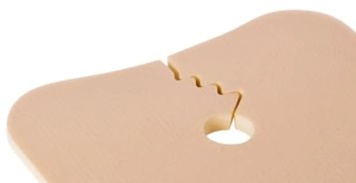 Alle Trachealkompressen im Medizinprodukte-Sortiment bei sanabelle haben den Wellenlinienschlitz