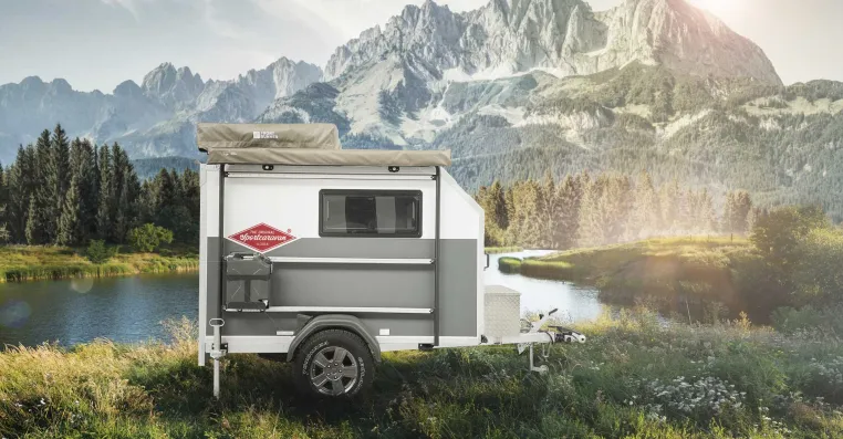 Bild:  Sportcaravan CUBE 2. Multifunktionalität: Wohnen und Transportieren in einem Fahrzeug