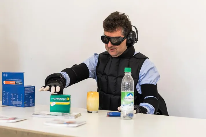 Bild: Wohnen im Alter: Alterssimulationsanzug macht Beschwerden erlebbar