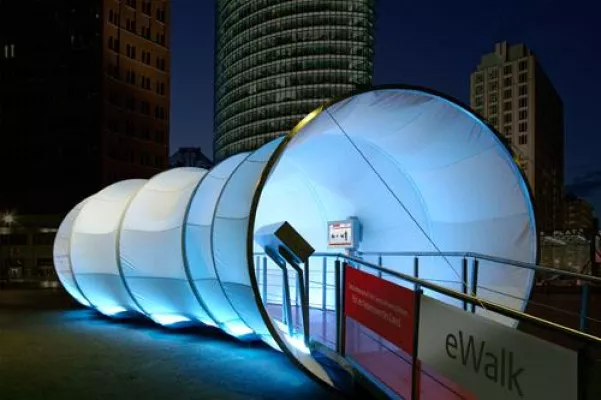 Bild: Der „eWalk“ von FACE2NET beim Tag der Offenen Tür des BMAS und auf der Games Convention 2008 in Leipzig