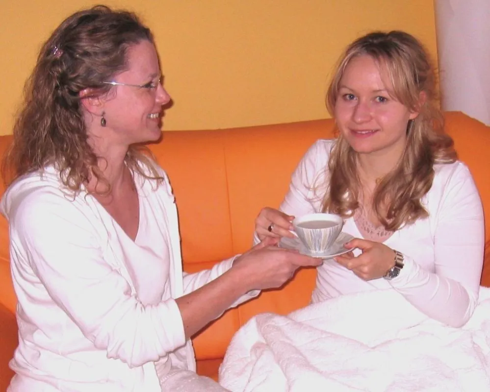 „Eva B. als Waxing-Gast bei Krista Garbutt (links) im feelgoodsalon, München-Schwabing.“