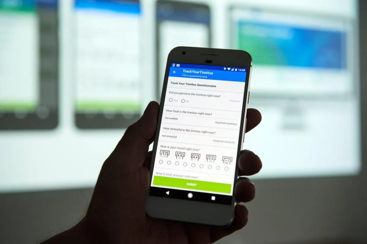 Mit Hilfe der Tinnitus-App liefert das Smartphone wertvolle Daten über Faktoren, die die Tinnitus-Stärke beeinflussen (Foto: Elvira Eberhardt / Uni Ulm )
