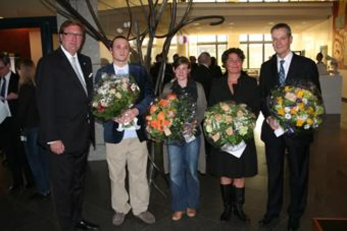 Die Preisträger und Jury: v.l. OB Dirk Elbers, Roman Kochanski, Anna Mirbach, Dr. Stefanie Lucci, Dr. Norbert Vogelpoth