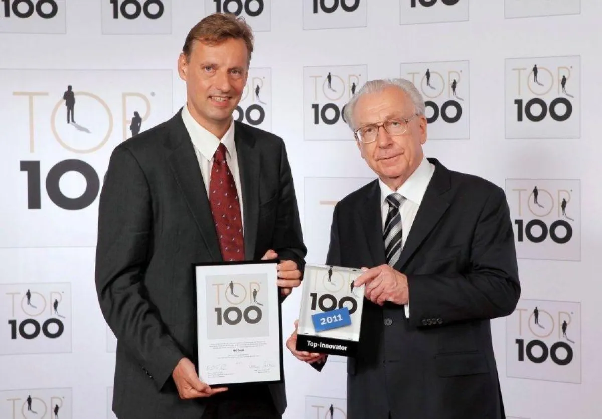MID Geschäftsführer Jochen Seemann (links) nimmt von Lothar Späth (rechts) das Top-100-Gütesiegel entgegen.