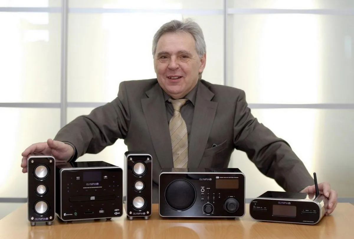 Heinz Prygoda, Geschäftsführer der Olympia Business Systems Vertriebs GmbH, präsentiert eine erste Kollektion von Internetradios