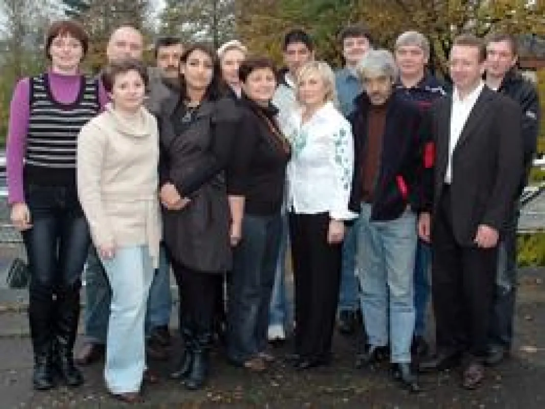 Yvonne Weber von der Wirtschaftsakademie (links) mit den erfolgreichen Absolventinnen und Absolventen