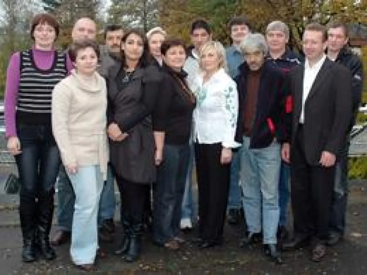 Yvonne Weber von der Wirtschaftsakademie (links) mit den erfolgreichen Absolventinnen und Absolventen