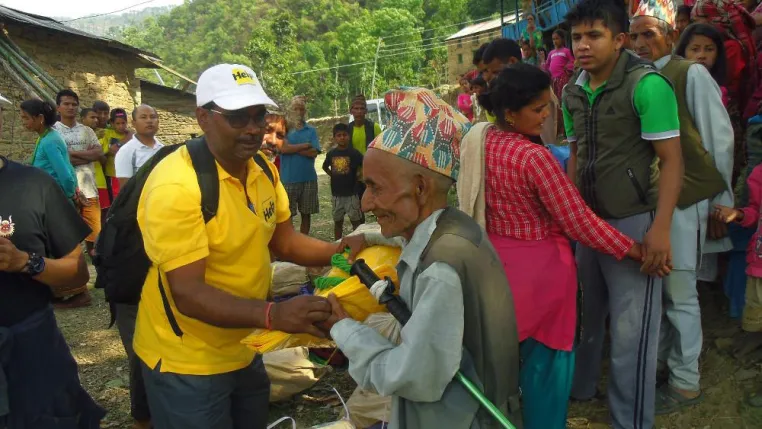 Bild: Dr. Schumacher spendet für Erdbebenopfer in Nepal.