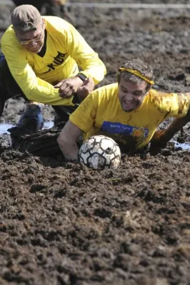 Bild: Weicher Boden und harter Rock: Deutsche Moorfußball-Meisterschaft wächst zum Groß-Event am 5. Mai