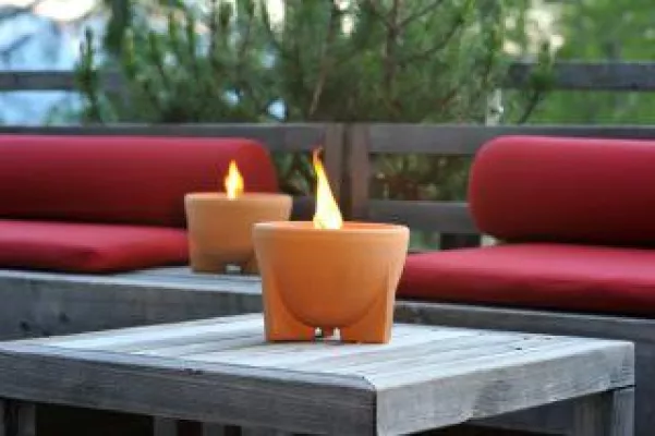 Bild: Caresa präsentiert Feuer, das Herzen und Kerzen zum Schmelzen bringt