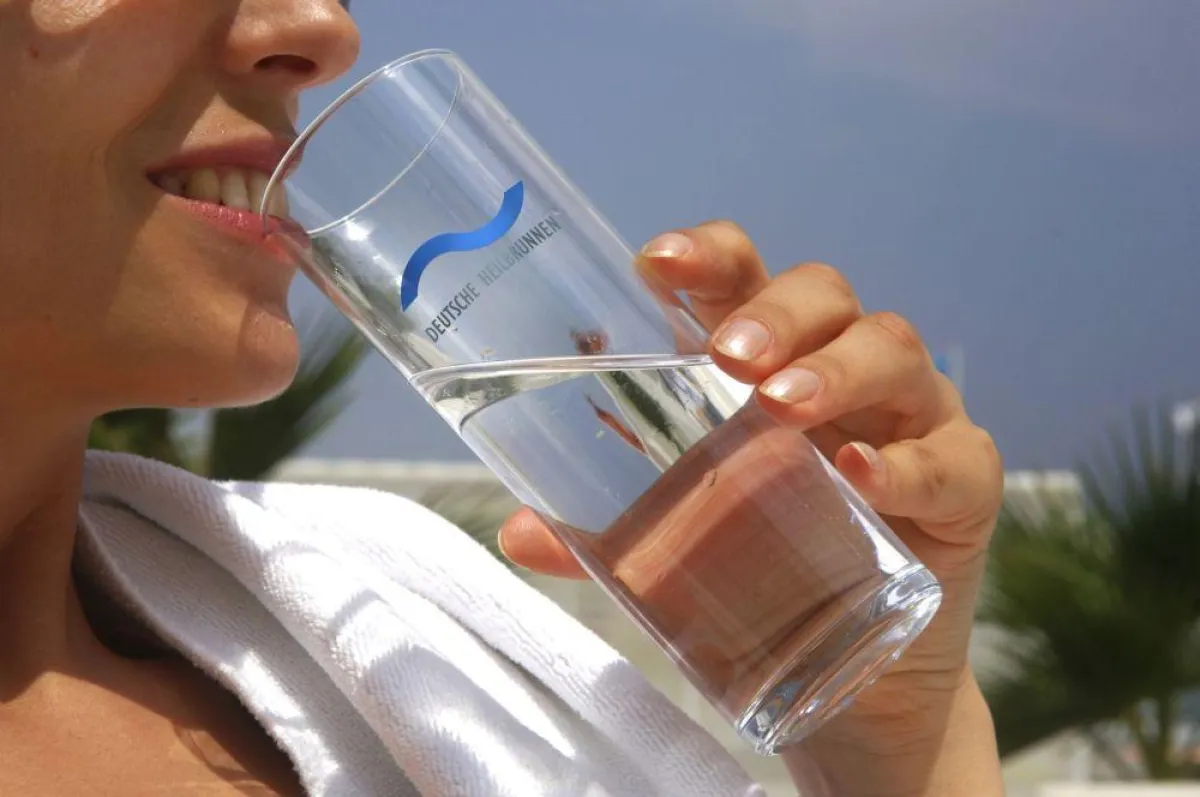 Natriumhaltiges Heilwasser bringt bei Hitze den Wasserhaushalt schnell wieder ins Lot
