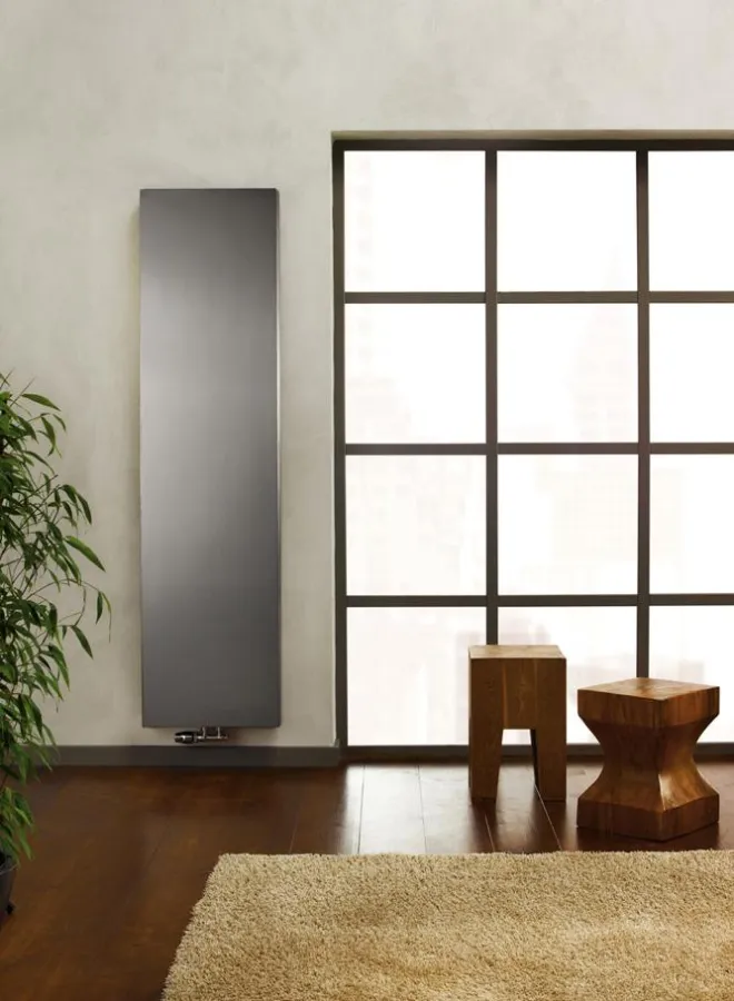 Mit der Kampagne „Denk Vertikal!“ wirbt Purmo für einen alternativen Einsatz von Heizkörpern. Im Bild der Vertikalheizkörper „Kos V“.