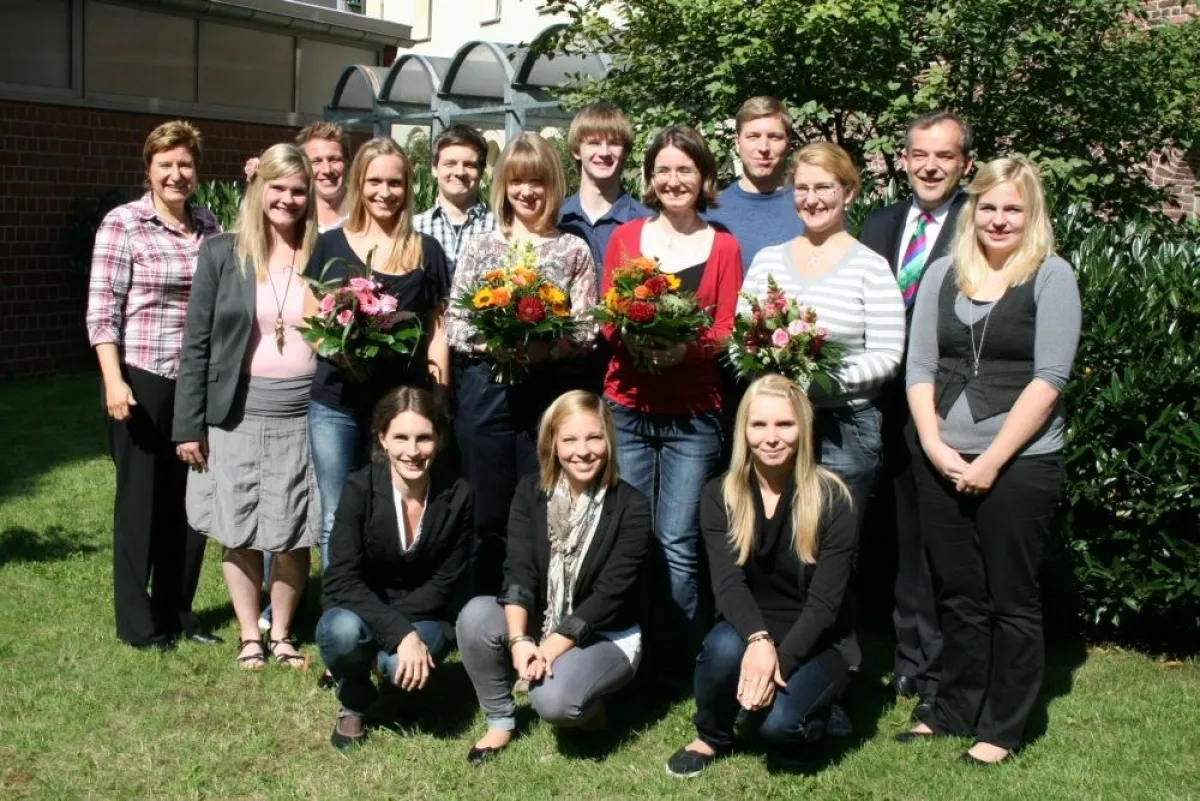 Der neue Jahrgang freut sich auf die Ausbildung, während 4 Azubis des Abschlussjahrs ins Angestelltenverhältnis übernommen wurden.