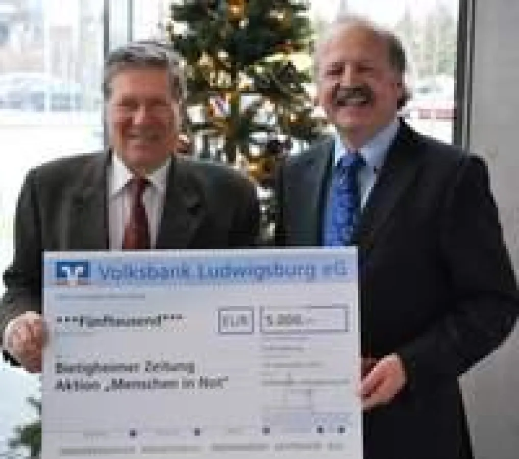 Karlheinz Unger (rechts) überreicht einen Spendenscheck an Stefan Gläser.