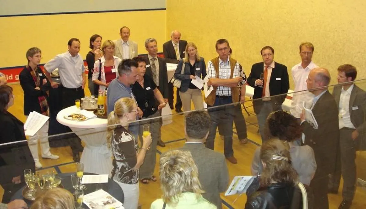 H.-D. Gawrych (Bahama Sports) begrüßt die teilnehmenden Führungskräfte auf einem Squash-Court der Sportanlage Osnabrück-Lüstringen