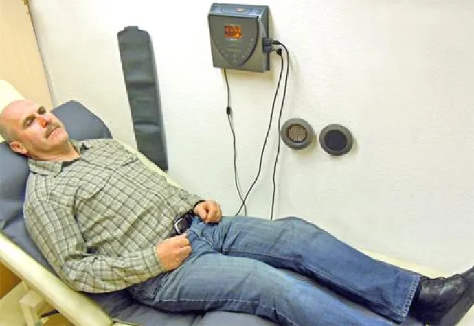 Bild: Metzingen: Walter Kasper erklaert Wirkungsweisen der Magneteldtherapie