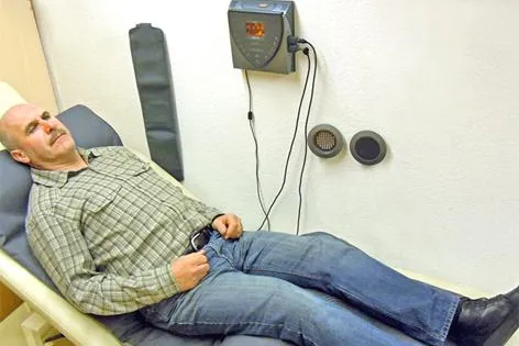 Bild: Metzingen: Walter Kasper erklaert Wirkungsweisen der Magneteldtherapie