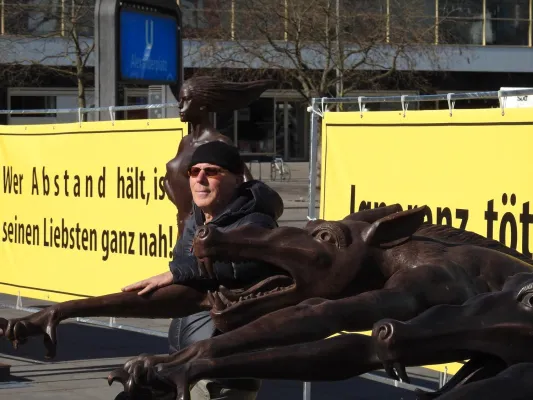 Bild: Bronzefiguren in Berlin mahnen: „Ignoranz tötet“ und „Wer A b s t a n d hält, ist seinen Liebsten ganz nah.“