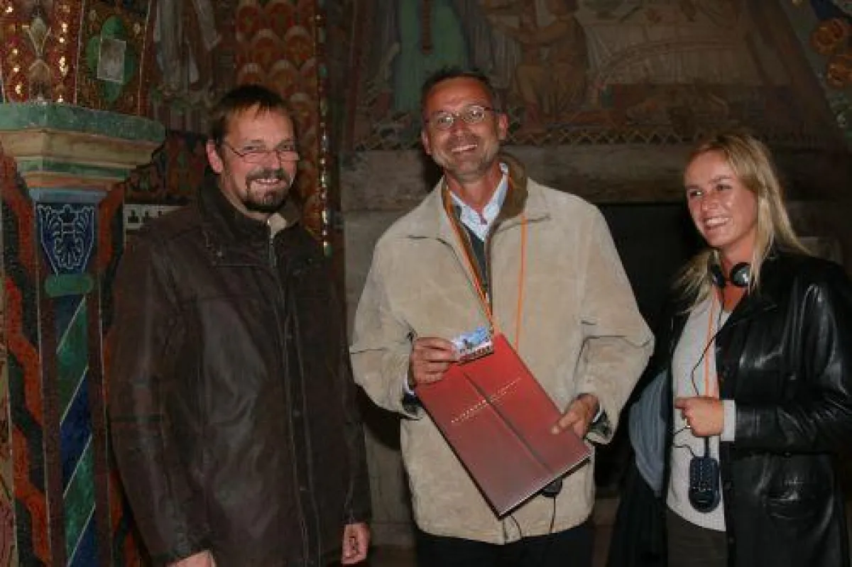 Das überraschte Ehepaar Krull aus dem Schwarzwald wurde als Ehrenbesucher der 3. Thüringer Landesausstellung besonders beschenkt.