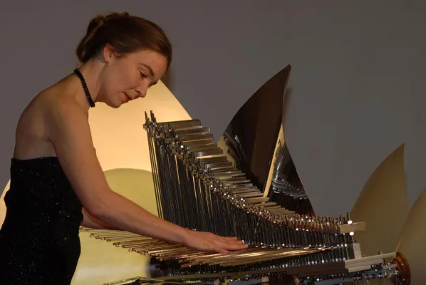 Konzert auf der Klangskulptur-Cristal Baschet von Niseema Stein Bild: Konzert auf der Klangskulptur-Cristal Baschet von Niseema Stein