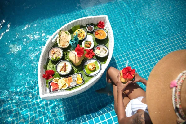 Bild: Kandima Maldives: "Es kommt ein Lunch geschwommen"