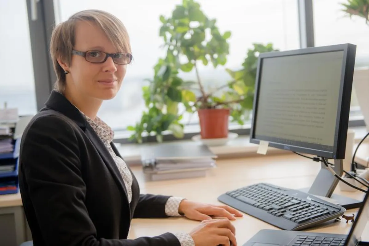 Ihre Mission ist es, den Treibhausgasausstoß von Unternehmen zu reduzieren: Julia Riese (© RUB, Marquard)