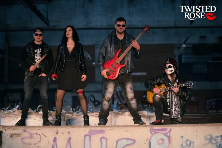 Bild: Twisted Rose schenken ein: Fränkische Rockband gehen mit eigenem Rosé on tour!