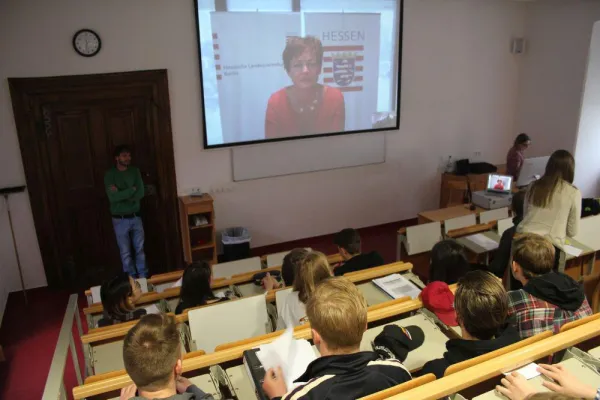 Bild: „Lernen geht auch anders!“ - Schulklasse diskutiert mit Staatsministerin Lucia Puttrich per Skype