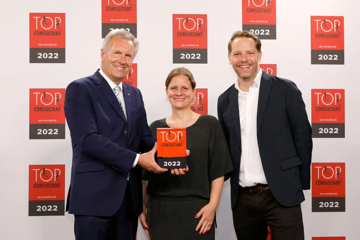 Bundespräsident a. D. Christian Wulff überreicht den Award an Christiane Wenhart und Philipp Refior (© Compamedia GmbH)
