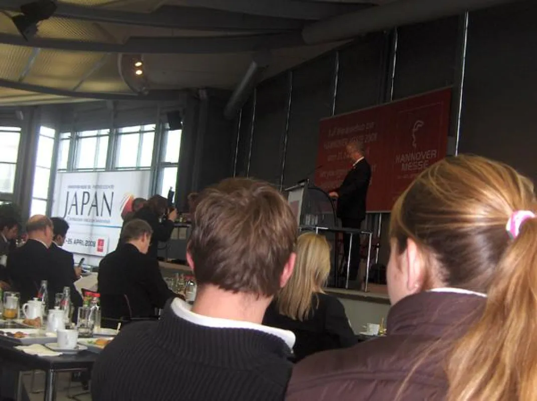 Einen Höhepunkt bildete für die angehenden Medienwirtinnen und Medienwirte die Teilnahme an der Abschlusspressekonferenz der Hannover Messe.