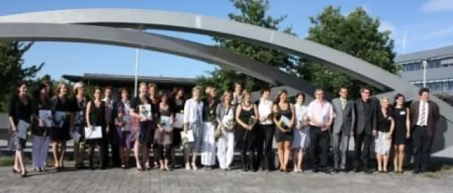 Bild: Hochschulabschluss gefeiert - mit dem Bachelor of Arts wichtigen Karriereschritt erreicht