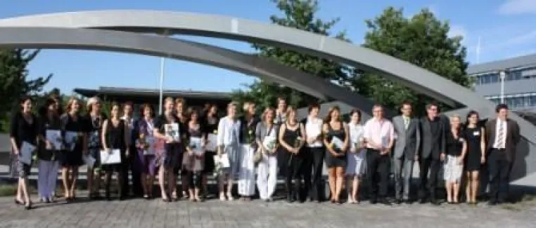Bild: Hochschulabschluss gefeiert - mit dem Bachelor of Arts wichtigen Karriereschritt erreicht
