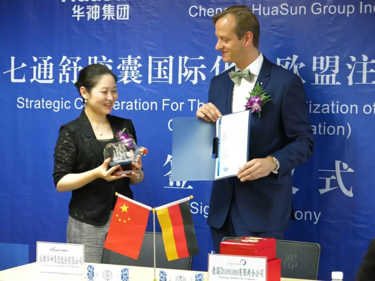 Zhou Yunjin (Chengdu Huasun) und Ralf Sibbing (Diapharm) kooperieren bei EU-Arzneimittelzulassungen