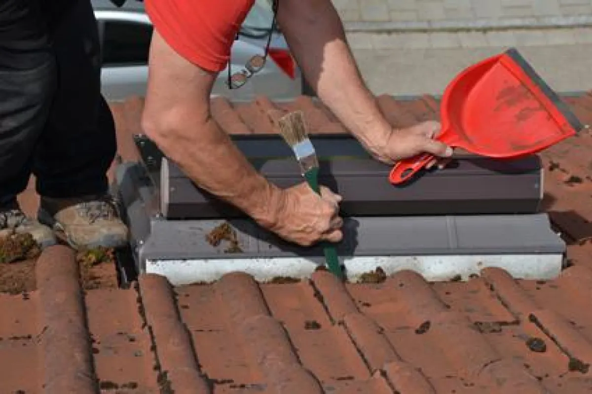 Flechten und leichte Ablagerungen sind allenfalls „Patina“. Das rechtfertigt keine Dachbeschichtung.