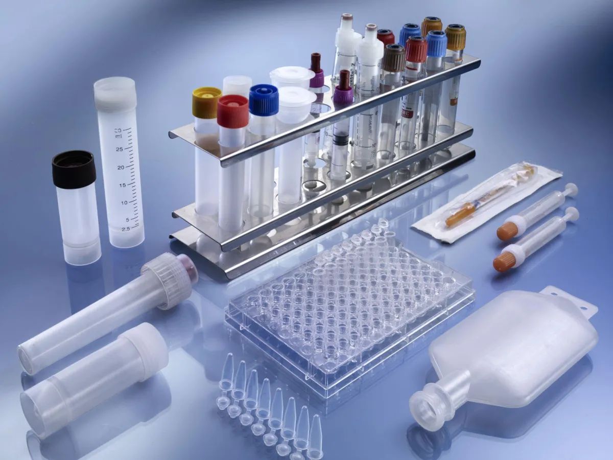 Eine Vielzahl medizinischer Einwegartikel kann durch Beta- und Gammastrahlen sterilisiert werden.