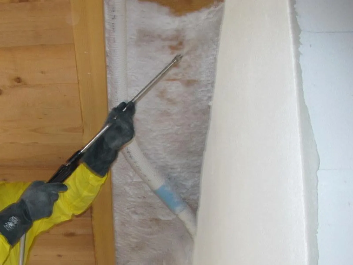 Jati Dachstuhl-Schaum wird mit Schaumgerät aufgebracht und/oder in Risse und Fugen eingepresst.