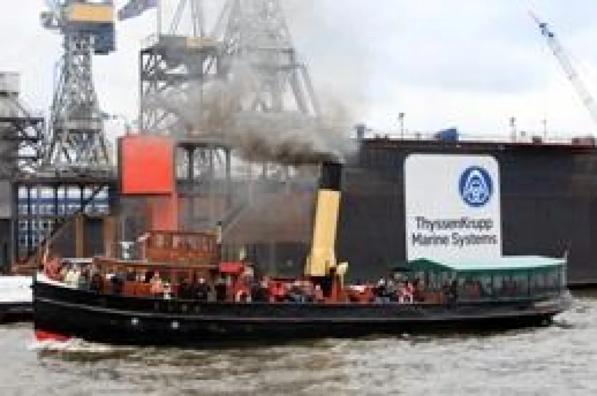 Deutschland letzter, fahrfähiger Binnen - Dampfeisbrecher, die ELBE, bei Gästefahrt auf der Elbe