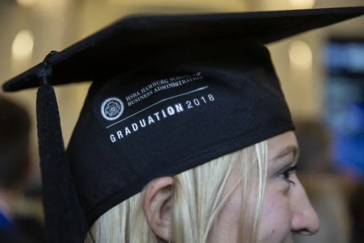 Bild: HSBA startet neue Studienangebote und feiert ihre Absolventen