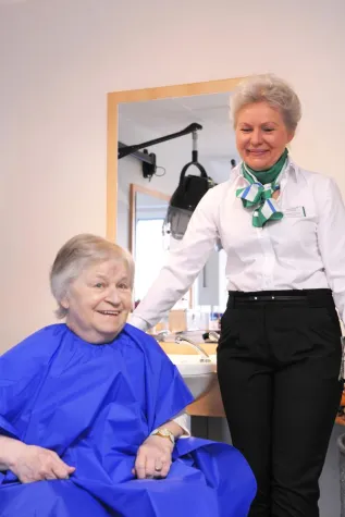 Bild: Ruhrstadtpflegehaus Barbaraneum erweitert Angebot um Friseursalon