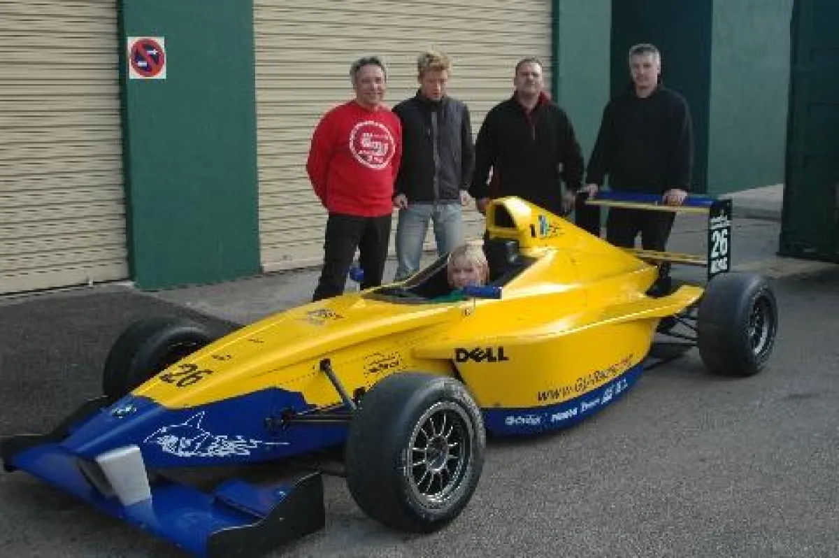 Jackie Weiss im Formel BMW mit GU Racing Team Chef Günther Unterreitmeier und Mechaniker