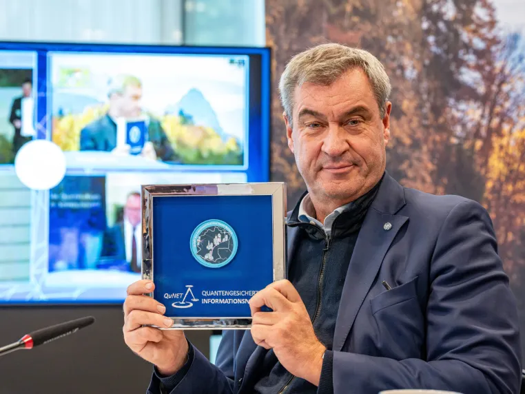 Abschluss der QuNET-Initiative: Bundesforschungsministerin Bär aktiviert Netz zur Quantenkommunikation Bild: Abschluss der QuNET-Initiative: Bundesforschungsministerin Bär aktiviert Netz zur Quantenkommunikation