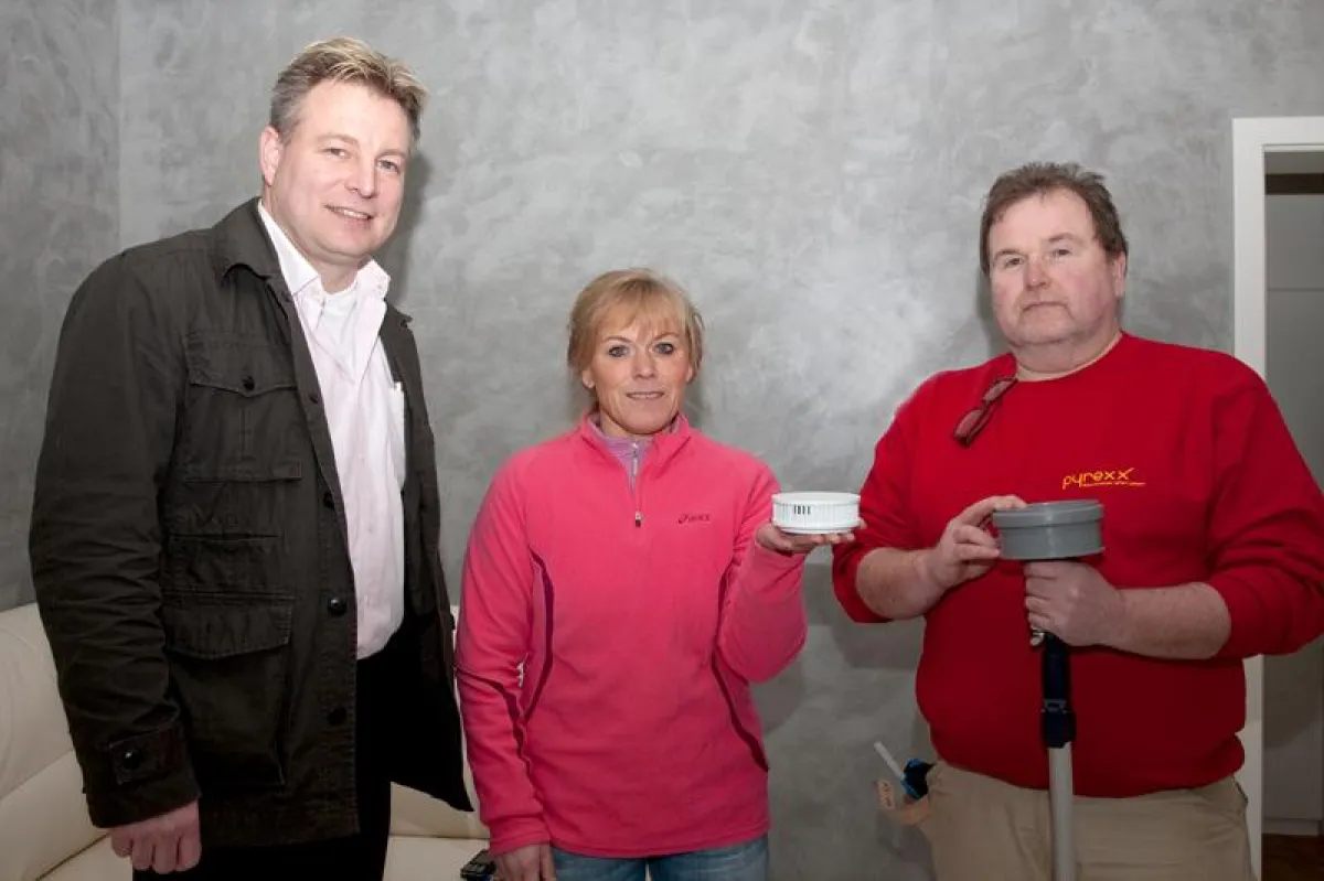 Installation des letzten von 13.400 Rauchmeldern der GWG Rhein-Erft - Foto: Karin Danne