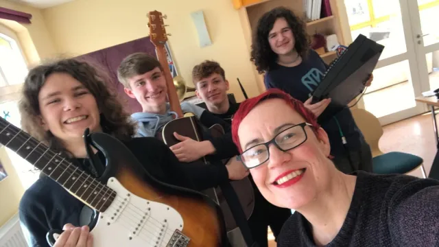 Bild: Gewalt gegen Lehrkräfte nimmt zu – was Jugendliche wirklich über Bildung, Krise und Lernen sagen